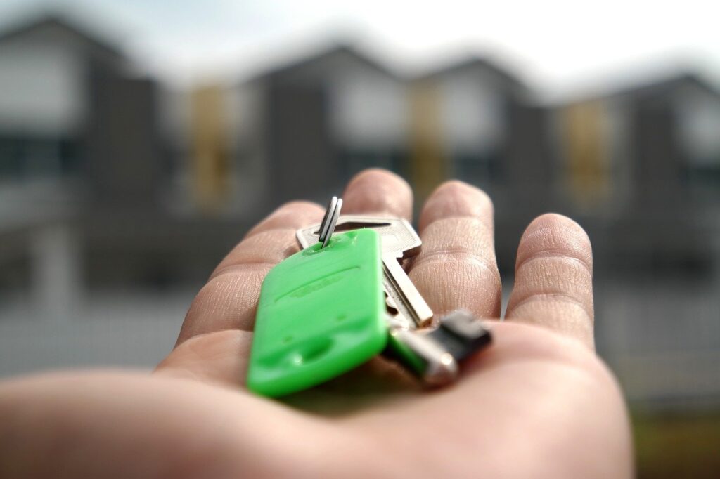 A person holding keys in their hand.